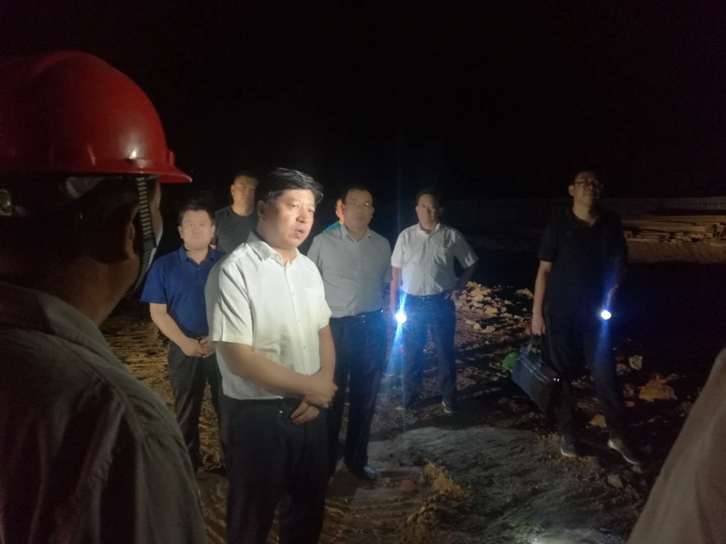 遵化市領(lǐng)導(dǎo)慰問集中供熱管網(wǎng)施工現(xiàn)場(chǎng)一線員工